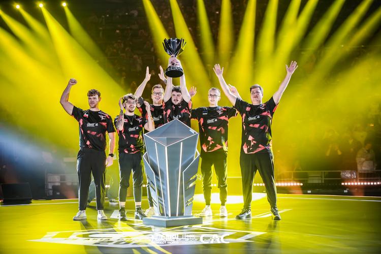 范佩西：温格是我的足球教父；弗格森的管理能力让人惊叹